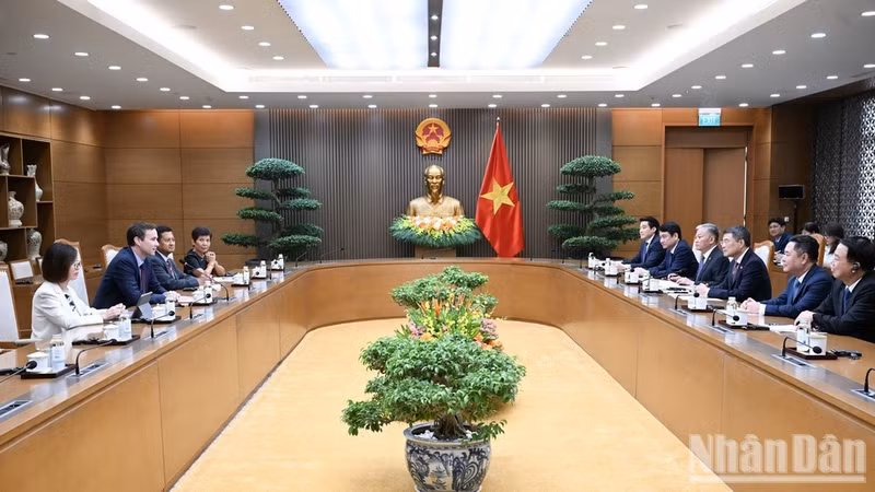 레 민 흥 베트남 총리와 요헨 슈미트만 IMF 캄보디아·라오스·베트남 지역 상주대표, 그리고 오는 8월 23일부터 IMF 베트남·라오스 지역 상주대표로 임명될 파주린 자말루딘 간의 회의 모습. (사진: nhandan.vn)