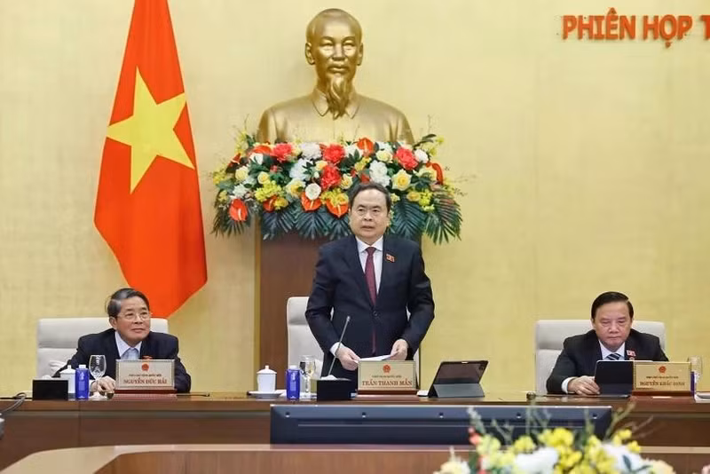 회의에서 발언하는 쩐탄먼 국회의장. (사진: VNA)