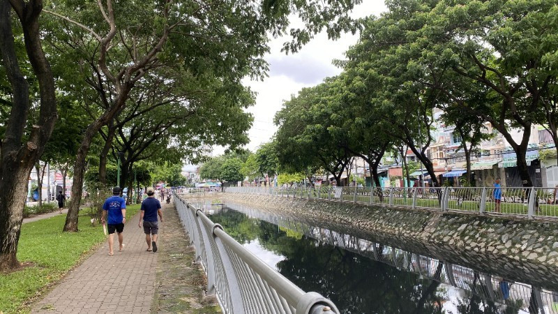 심하게 오염된 항방 운하. 현재 시 당국은 이 운하를 준설 및 정비하는 작업을 벌이고 있다. (사진: 꾸이 히엔)