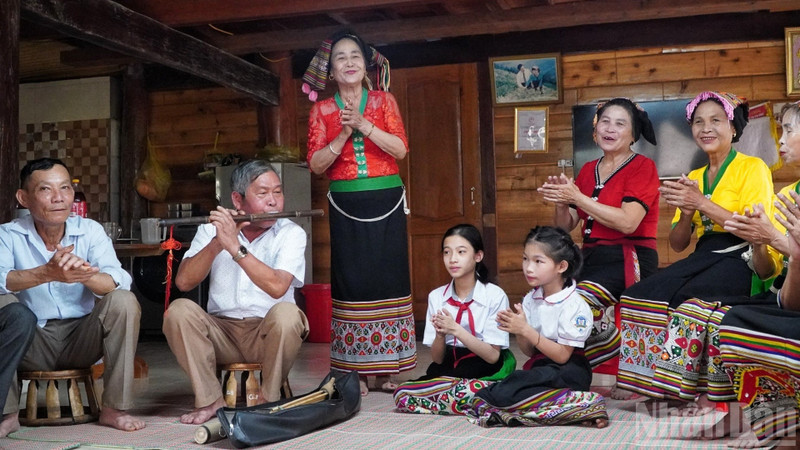 장인들이 젊은 세대에게 전통 선율을 가르치고 있다. (사진: nhandan.vn)