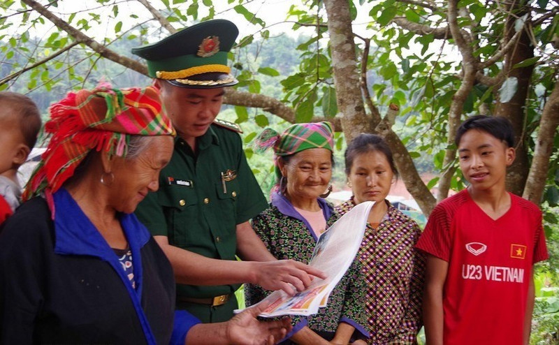 한 국경경비대원이 인신매매 방지 홍보 활동을 진행하고 있다. (사진: VNA)