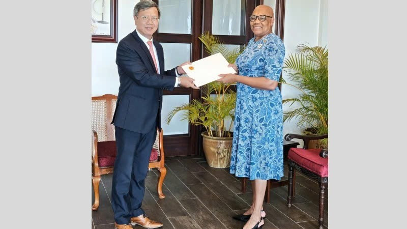 레 꽝 롱 대사가 세인트키츠 네비스의 총독 마르셀라 리버드 여사에게 신임장을 제출하고 있다. (사진: 주쿠바 베트남 대사관)