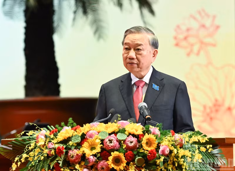 또 럼 당 서기장이 2025-2030년 임기를 위한 제18차 하노이 당 대회에서 연설하고 있다. (사진: nhandan.vn)