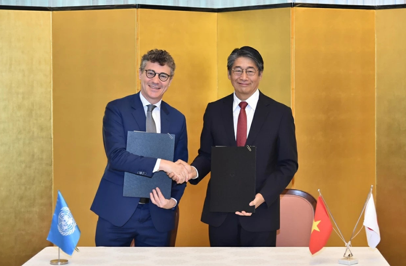 유네스코 베트남 대표 조너선 월리스 베이커와 이토 나오키 일본 대사가 서명식에서 포즈를 취하고 있다. (사진: baoquocte.vn)