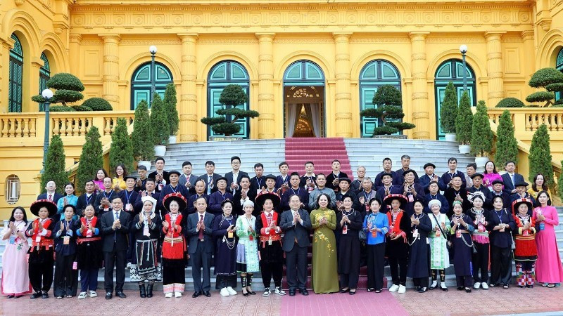 보 티 아인 쑤언 국가 부주석이 까오방성의 우수 소수민족 대표단을 접견했다.