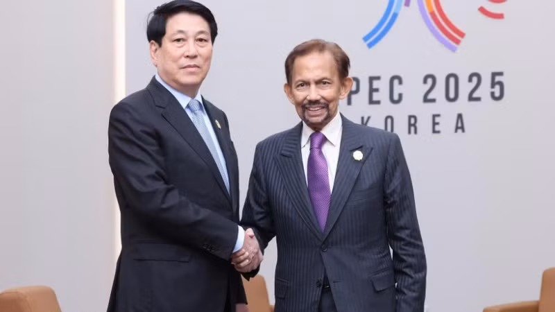 르엉 끄엉 국가주석과 브루나이 다루살람의 술탄 하사날 볼키아가 한국에서 열린 2025년 APEC 정상회의에서 만나 악수를 나누고 있다. (사진: VNA)