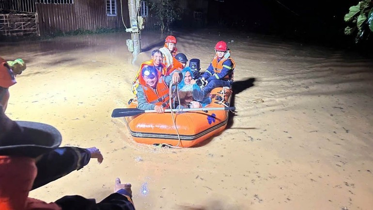 베트남은 최근 기후 변화로 인해 최악의 홍수 피해를 겪고 있다.