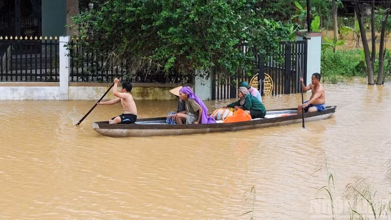 최근 홍수 피해가 난 다이록 지역 주민들이 배를 이용해 이동하고 있다. (사진: 꽁 빈)