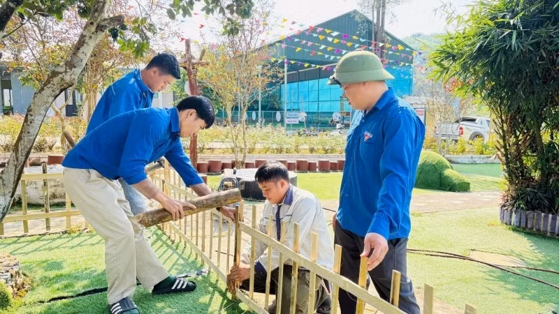 응에안성 깜푹 면에서 어린이 놀이터를 건설하는 것은 호찌민 주석의 모범을 배우고 따르는 실천 사례로 평가받고 있다.