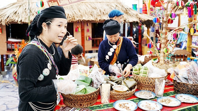 소비자들에게 자사 제품을 소개하기 위해 라이브 방송을 하는 농업협동조합. 사진: 응우옛 안
