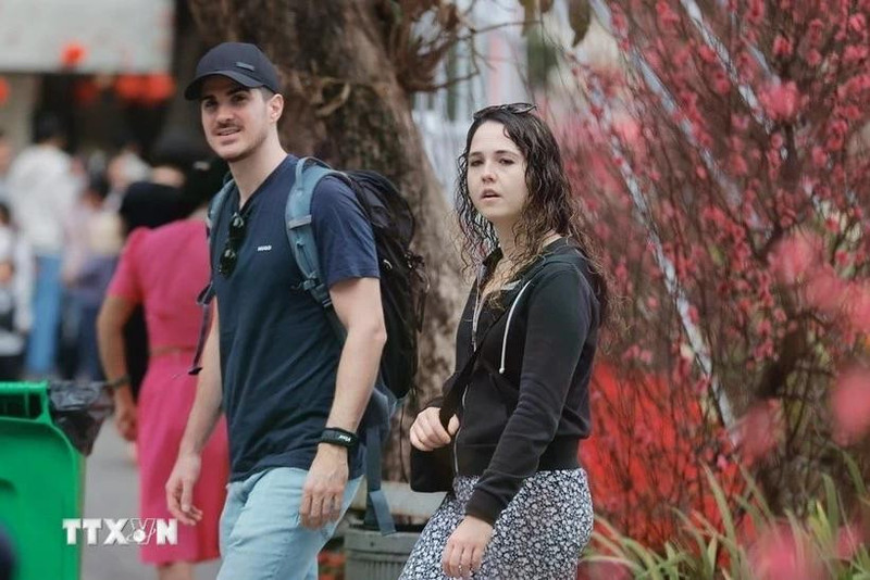  설날을 맞아 하노이를 방문하고 있는 외국인 관광객들. (사진: VNA)