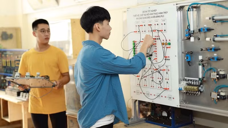 인적 자원 교육은 실제 노동 시장의 수요와 연계되어야 한다. 사진은 푸엉동대학교 전기·전자공학부 학생들이 실습 수업에 참여하고 있는 모습이다. (사진: 더 다이)