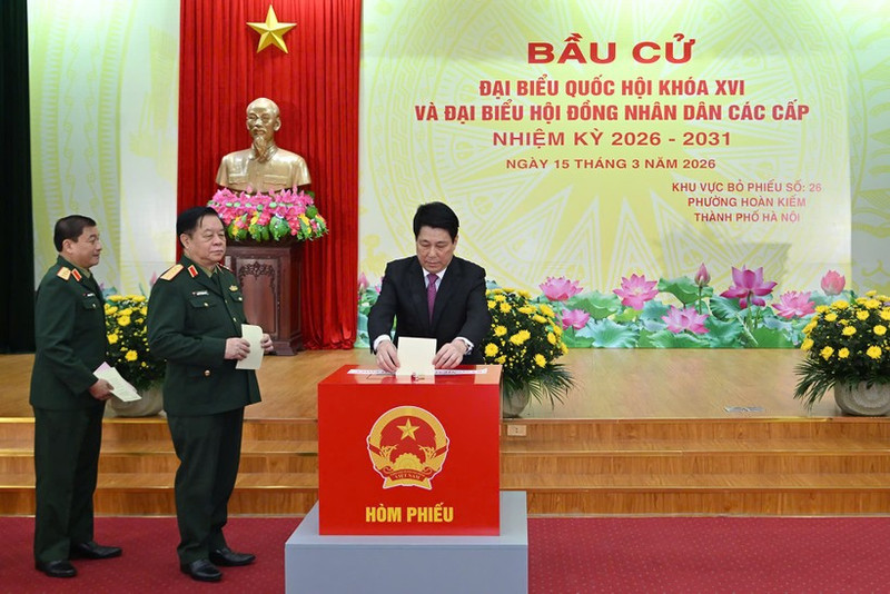 국가주석인 루옹 꾸엉과 군 관계자들이 3월 15일 오전 하노이 환끼엠 지역 제26투표소에서 투표를 하고 있다. (사진: nhandan.vn)