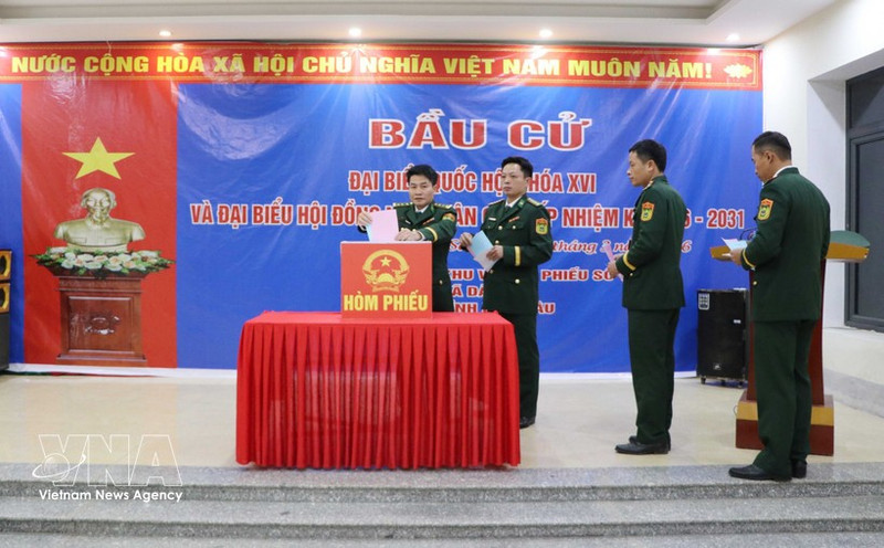 다오산 국경경비대 초소에서 유권자들이 2026~2031년 임기의 제16대 국회 및 각급 인민의회 의원 선거에 투표하고 있다. 사진: VNA