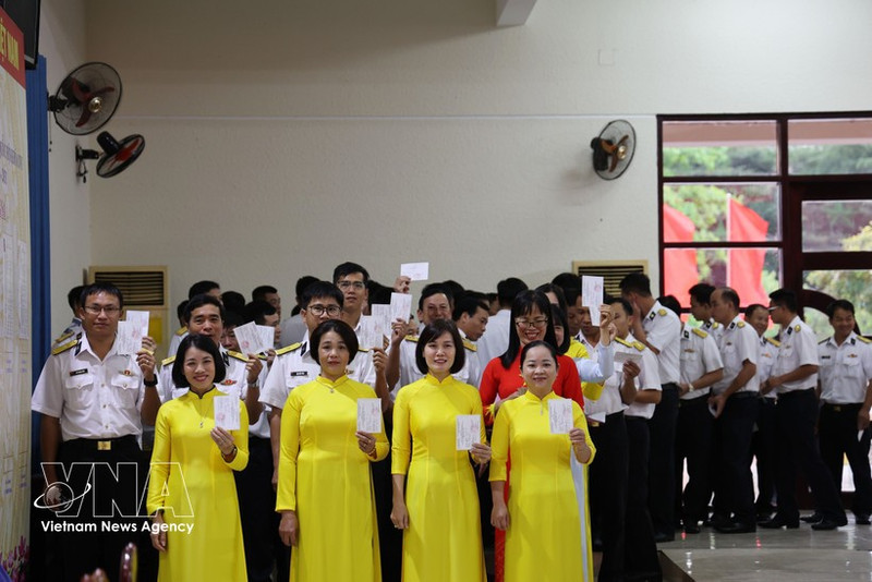 쯔엉사 특별구 장병들과 주민들이 15일 제1투표소에서 투표를 하고 있다. (사진: VNA)