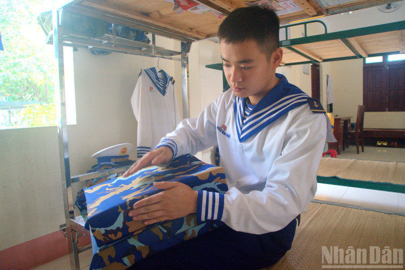 중사 즈엉 민 냇에게 트엉사에 임무를 수행하러 발을 디딘 것은 젊은이들에게 큰 영예이자 깊은 자부심의 원천이다. (사진: 쭝 훙)