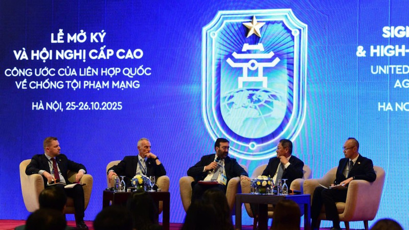 대표단이 토론 세션에 참석하고 있다.