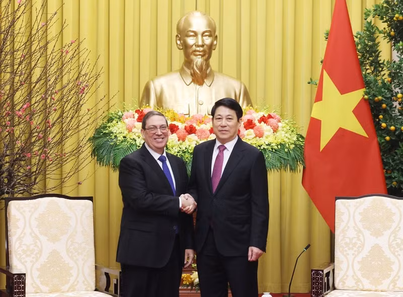 국가주석 루엉 꾸엉(오른쪽)과 브루노 로드리게스 파릴라 쿠바 정치국 위원 겸 외무장관 (사진: VNA)