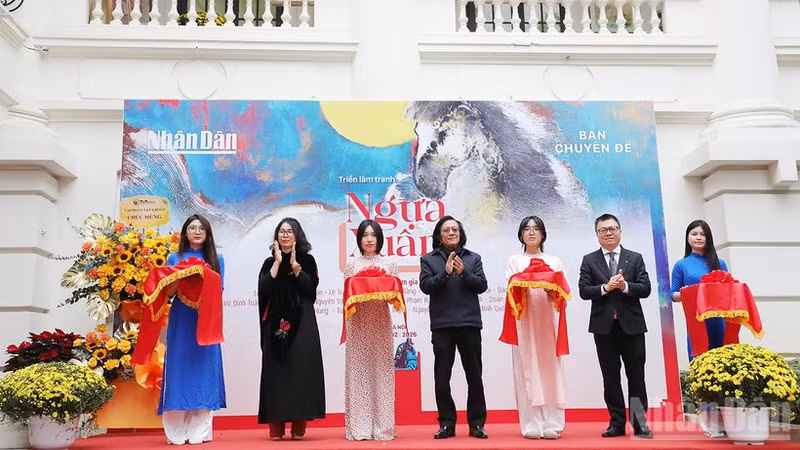 조직위원회가 전시회 개막을 알리는 테이프 커팅식을 진행하고 있다. (사진: THANH DAT)