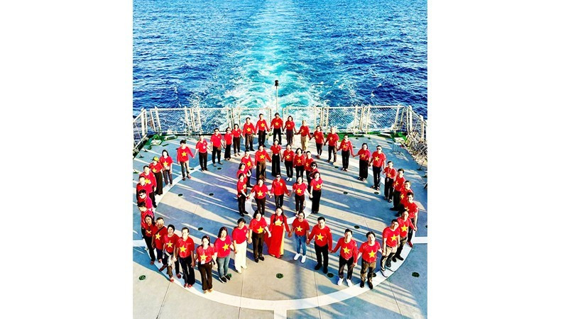 레 트엉은 쯔엉사(Truong Sa) 군도에서 군인들과 주민들을 방문하는 ‘대단결 항해(Great Solidarity Voyage)’에 동참했다.