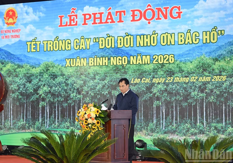 쯔인 비엣 훙 라오까이성 당서기가 행사에서 연설하고 있다.