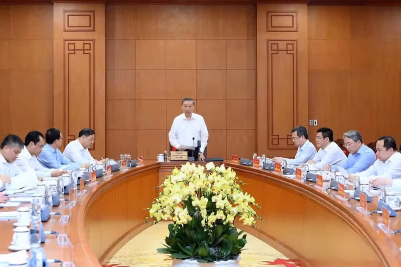 또 럼 당 서기장 겸 국가주석이 10일 정부 당 위원회 및 관련 기관들과 함께 제11기 당 중앙위원회가 채택한 결의 제24-NQ/TW의 이행 상황을 점검하는 실무 회의를 주재하고 있다. 해당 결의는 기후 변화에 적극적으로 대응하고 자연 자원 관리 및 환경 보호를 강화하는 내용을 담고 있다. (사진: nhandan.vn)