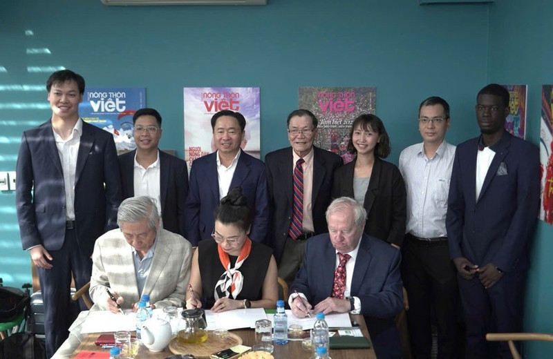 양측 대표들이 협력에 관한 양해각서(MOU)에 서명하고 있다. 