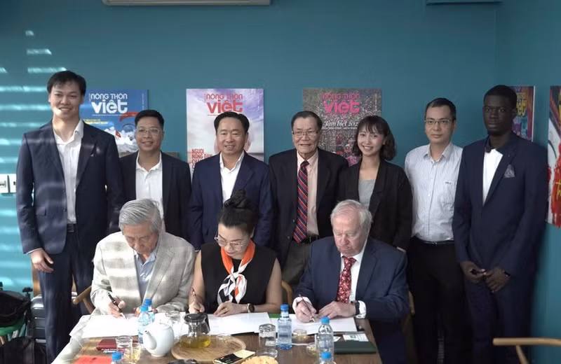 양측 대표들이 협력에 관한 양해각서(MOU)에 서명하고 있다. 