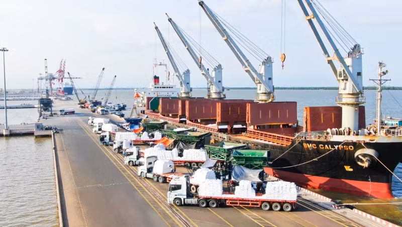 남부 지역 항만을 통한 수출이 180억 달러 이상의 무역흑자를 기록했다.