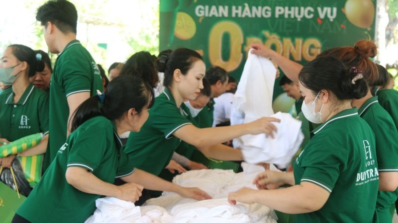 근로자들이 안전하고 평화로운 봄 축제를 즐길 수 있도록 다양한 지원 프로그램이 시행되고 있다. (사진: 푸엉 린)