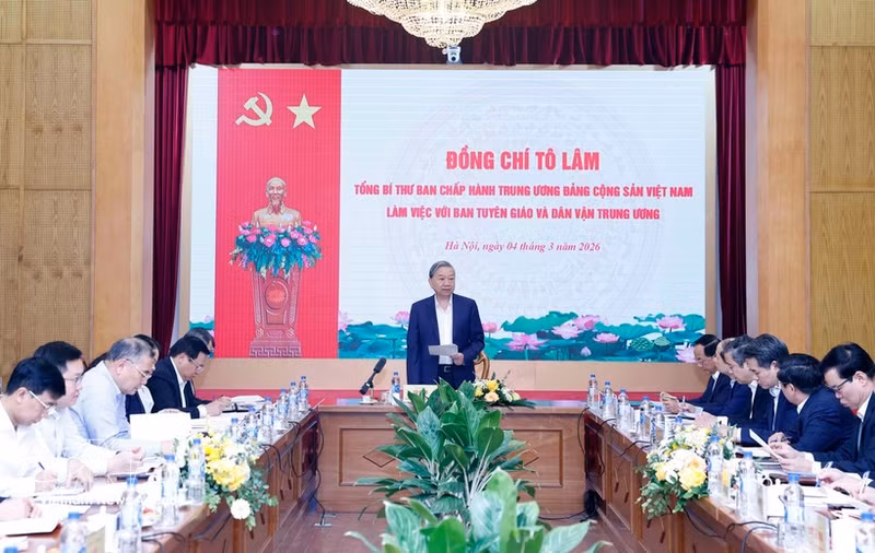 또 럼 서기장이 4일 하노이에서 열린 회의에서 당 내 정치 및 이념 업무에 관한 규정 초안 준비 상황을 점검하며 발언하고 있다. (사진: VNA)