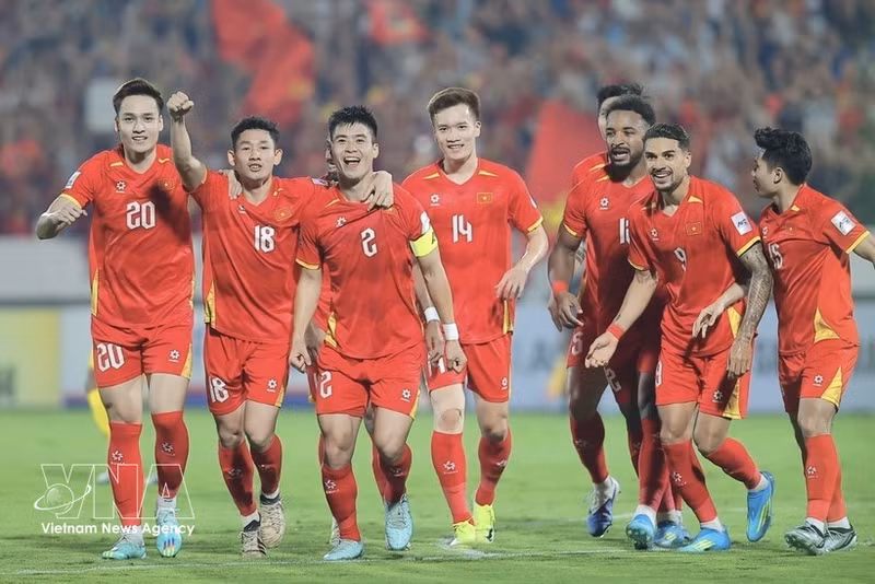 9계단 상승하며 세계 랭킹 100위권에 재진입한 베트남 축구팀. (사진: VNA)