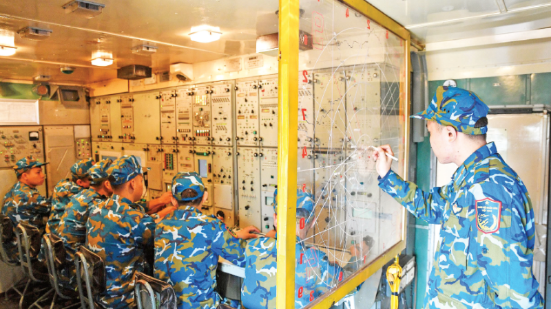 64연대 소속 군인들이 전투 상황을 가정한 훈련을 실시하고 있다. (사진: THE DAI)