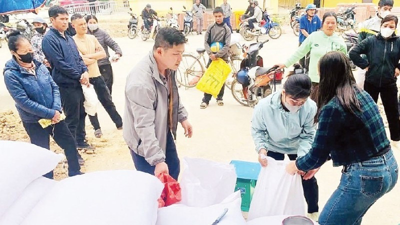 북부 랑선성 반남면 주민들이 쌀 지원을 받고 있다.