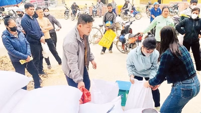 북부 랑선성 반남면 주민들이 쌀 지원을 받고 있다.