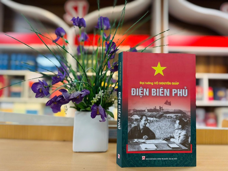 보응우옌잡(Vo Nguyen Giap) 장군의 저서 '디엔비엔푸(Dien Bien Phu)'.