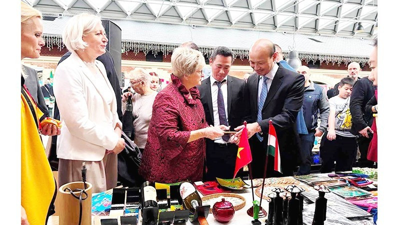 해외 베트남인들이 헝가리 부다페스트에서 열린 자선 바자회에 참석하고 있다. (사진: scov.gov.vn)