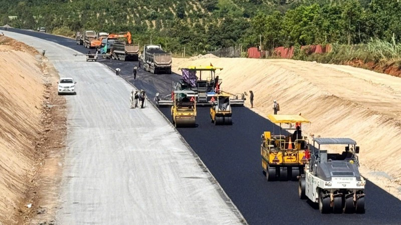 건설업체들이 부온마투옷–카인호아 고속도로 1단계 사업의 각 공구에서 공사 속도를 높이고 있다. (사진: 꽉 즁)