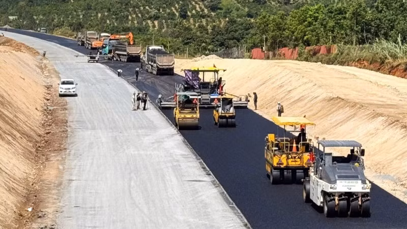 건설업체들이 부온마투옷–카인호아 고속도로 1단계 사업의 각 공구에서 공사 속도를 높이고 있다. (사진: 꽉 즁)