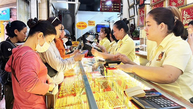 금 거래소가 대중 사이에 보관되어 있는 막대한 양의 금을 ‘깨울’ 것으로 기대된다. (사진: VNA)