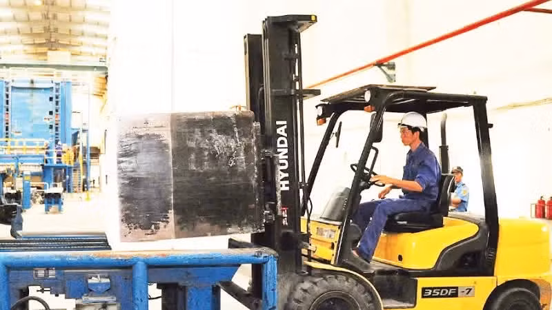 뚜옌꽝성 안화제지주식회사에서 종이를 생산하는 모습. (사진: 칸 안)