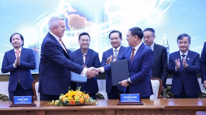 호찌민시 과학기술국과 Accelerated Infrastructure Capital(AIC)이 협력 협약을 체결하고 있다.