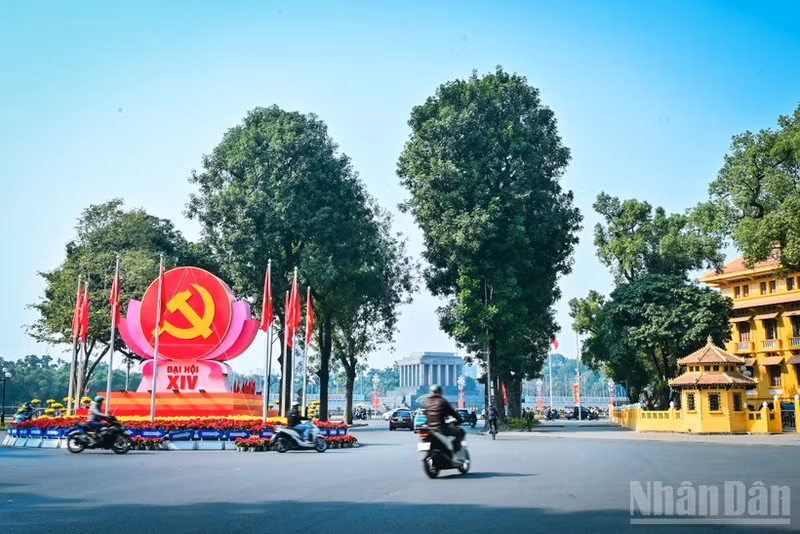 하노이는 국가의 주요 정치 행사인 14차 전당대회를 맞아 화려하게 단장돼 있다. (사진: 바오 롱)