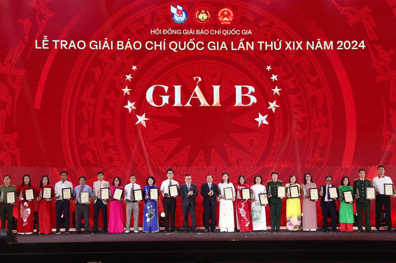 라잉쑤언몬 당 중앙위원회 위원 겸 중앙위원회 선전교육대중동원위원회 상임부위원장과 레궉민 당 중앙위원회 위원 겸 중앙위원회 선전교육대중동원위원회 부위원장, 인민신문 편집장 및 베트남기자협회 회장은 2024년 제19회 전국언론상 수상자들에게 B상을 수여하고 있다. (사진: NHAT BAC)