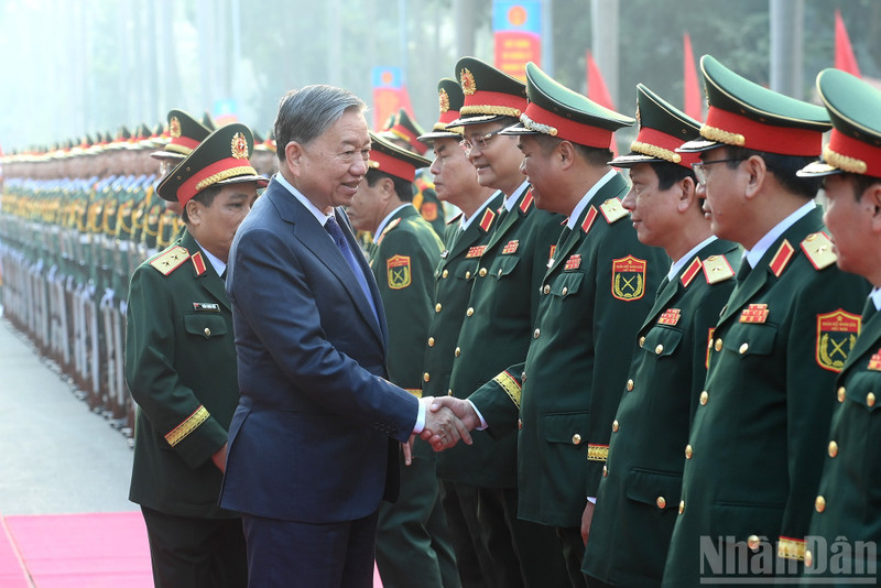 또럼 당 서기장과 대표단. (사진: nhandan.vn)