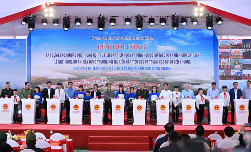 팜 민 찐 총리와 대표단이 착공식을 진행하고 있다.