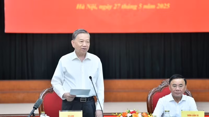 또럼 당 서기장이 정치국을 대표하여 결정 제05-QDNS/TW호에 서명하고 있다. (사진: 당 코아)