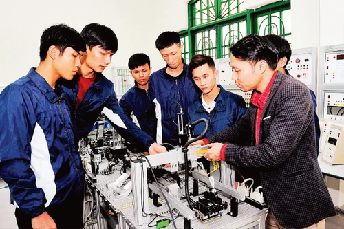 럼동성 달랏대학교에서 실습 수업 중인 학생들. (사진: 뚜에 응히)