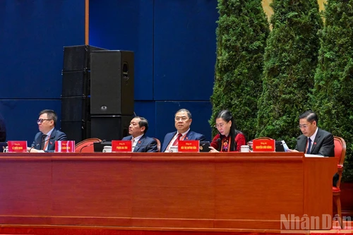 당 및 국가 지도자들이 토론 세션에서 대표단과 함께 단체 사진을 촬영하고 있다. (사진: 당 코아)