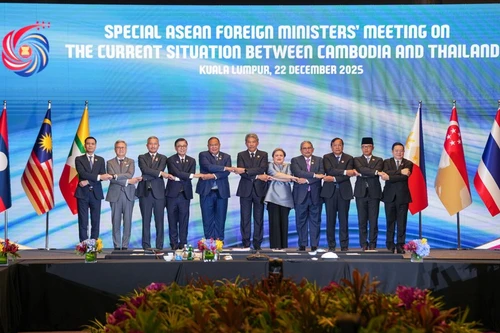 22일 말레이시아 쿠알라룸푸르에서 열린 캄보디아와 태국 간 현안에 관한 아세안 외교장관 특별회의에서 참가자들이 단체 사진을 촬영하고 있다. (사진: 베트남 외교부)
